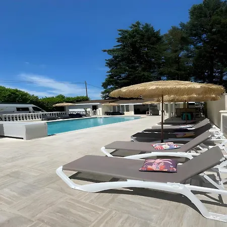 Romantic Poolside Escape In Spay Feriehus *