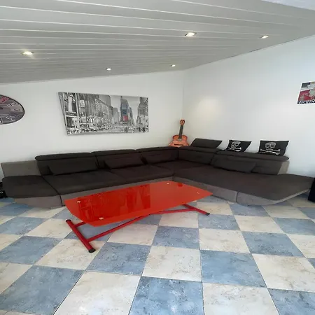 Romantic Poolside Escape In Spay Feriehus *